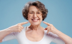 Spuneți adio dinților galbeni cu câteva trucuri naturale