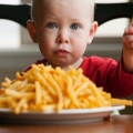Ce declanşează alergia şi intoleranţa alimentară la copii? Aveţi grijă la produsele cu E-uri din comerţ