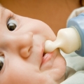 Dezavantajele alimentaţiei artificiale la bebeluşi