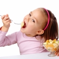 Aveţi copii mofturoşi care nu vor să mănânce? Iată ce trebuie făcut!
