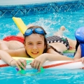 Apă de mare sau apă din piscină? Ce recomandă medicii pentru îmbăiere