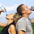 Hidrataţi-vă suficient! Apa este indispensabilă organismului uman