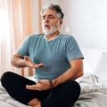 Lichidul acumulat în abdomen poate duce la dificultăți în respirație