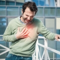 Atacul de cord debutează cu dureri în piept