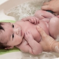 Nu uitaţi! Baia nou-născutului se face în fiecare zi