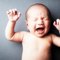 Bebeluşul plânge neîncetat? Cum recunoşti de ce plânge şi cum poţi să îl linişteşti