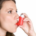 Primul kit pentru bolnavii de astm, lansat de specialiştii români