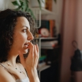 Folosirea unui scrub de buze le poate face mai fine și mai hidratate