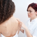 Ce este cancerul de piele şi cum poate fi prevenită apariţia acestuia