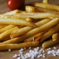 Aveți grijă cât mâncați: cartofii prăjiți nu vă afectează doar silueta