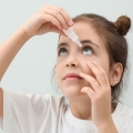 Copilul dă semne că ar avea conjunctivită? Duceți-l la doctor!