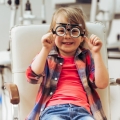 Cât de important este să-ţi duci copilul la oftalmolog. Problemele de vedere duc la dificultăţi de învăţare