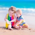 Cu bebelușii și copiii la plajă. Ce sfaturi are medicul pediatru pentru părinți