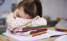 Copilul este mereu obosit? Ce legătură poate avea starea lui cu glanda tiroidă