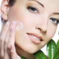 Cum alegem cea mai bună cremă hidratantă pentru ten