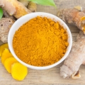 Curcuma și uleiul de ricin ajută la tratarea furunculelor