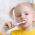 Cariile dentare nu-i iartă nici pe bebeluşi?