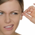 Nu mai auziţi bine? Dopurile de ceară din urechi pot fi cauza. Cum se curăţă corect urechea, fără beţişoare