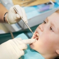 Erupţia dinţilor temporari la copii poate crea complicaţii