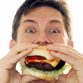 Care este legătura între mâncarea fast-food şi starea depresivă