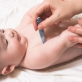 Cum tratăm febra la bebeluşi