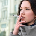 Femeile care fumează au mai puţine şanse de a avea copii