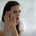 Foliculita este cauzată, de obicei, de o infecție bacteriană sau fungică