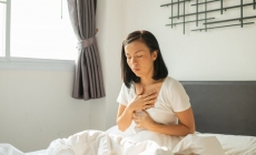 Arsura retrosternală, un simptom frecvent al bolii de reflux. Ce alimente calmează disconfortul