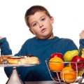 Greşeli alimentare care pun în pericol sănătatea copiilor