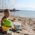 Ce riscuri îşi asumă părinţii care lasă copiii fără slip, la plajă