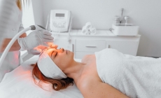 Vă deranjează ridurile? Fototerapia, soluţia pentru reîntinerirea facială