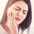 Umflătura după implant dentar, un răspuns natural al organismului