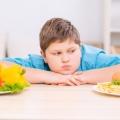 Cinci paşi pentru tratarea obezităţii la copii