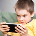 De ce nu e bine ca cei mici să folosească telefonul sau tableta. „Părintele trebuie să pună frâne copilului”