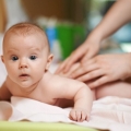 Masajul este extrem de benefic în cazul bebelușilor care plâng