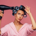 Fluctuațiile hormonale pot duce la îngrăşarea excesivă a părului