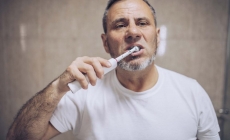 Spălați-vă dinții cu ingrediente naturale! Argila albă și curcuma, recomandate