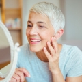 Sfatul dermatologului. Cum puteţi ţine sub control ridurile şi cearcănele