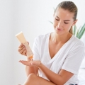 Remedii pentru tratarea pielii uscate de pe coate și genunchi