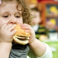 Atenţie, părinţi! Obezitatea copilului este furia înghiţită