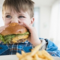 Reclamele ne „mănâncă” sănătatea! Obezitatea poate fi cauzată şi de unele boli