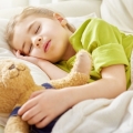 Copiii stresaţi au probleme cu somnul. Ce trebuie să facă părinţii pentru a-i ajuta