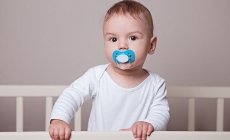 Suzeta la bebeluși: când o folosim și când renunțăm la ea?