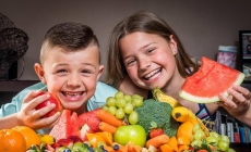 Copilul nu mănâncă fructe și legume? Fiți un exemplu pentru el!