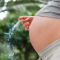 Gravidele fumătoare riscă să aibă copii cu probleme respiratorii