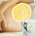 Remedii pentru combaterea greţurilor din timpul sarcinii: ghimbir, carbohidraţi şi apă