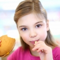 Hrăniţi-vă sănătos copiii! Nu le mai daţi fast- food!