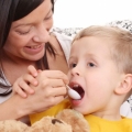 Infecţii respiratorii la copiii mici. Află când trebuie utilizat antibioticul