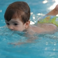 Înotul, sportul indicat pentru întărirea musculaturii copiilor