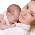 Alergiile se pot transmite de la mamă la copil, prin placentă şi alăptare